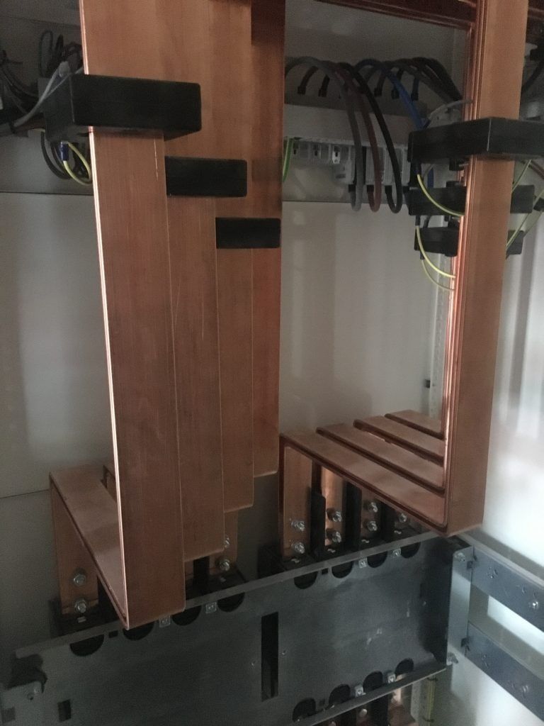 Una escalera de madera con barandilla de metal en una habitación.