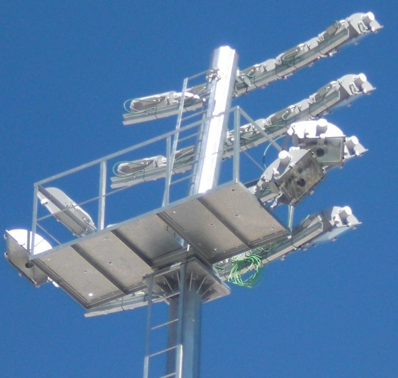 Una torre muy alta con un cielo azul al fondo.