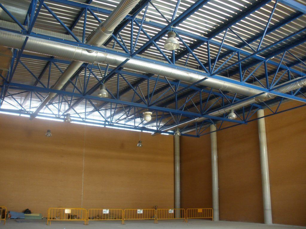 El interior de un edificio con techo azul