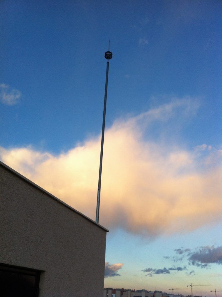 Un poste alto con una pelota encima contra un cielo nublado